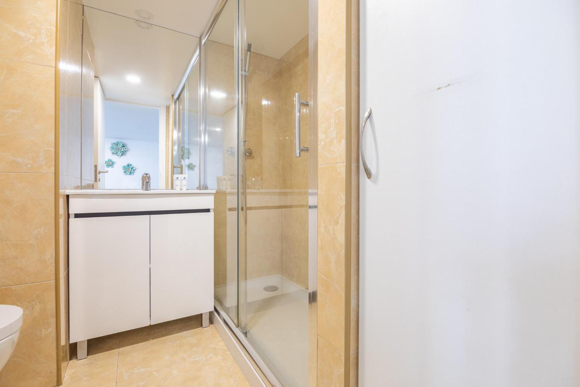 Deluxe Spacious Flats W Mezzanine By Host Wise Daire Porto Oda fotoğraf